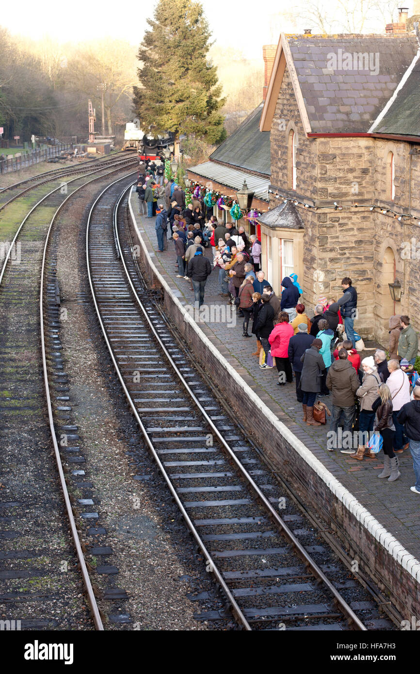 Passagers attendent sur plate-forme pour la Severn Valley Railway heritage train à vapeur, la gare de Shrewsbury Shropshire, Angleterre Banque D'Images