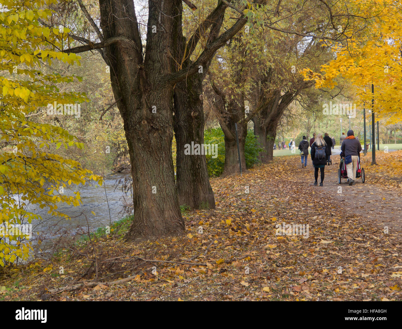 Dominant les rives du jaune de la rivière Akerselva sur un dimanche d'automne, une promenade en plein air populaires dans la région de Oslo Norvège Banque D'Images Dominant les rives du jaune de la rivière Akerselva sur un dimanche d'automne, une promenade en plein air populaires dans la région de Oslo Norvège Banque D'Images
