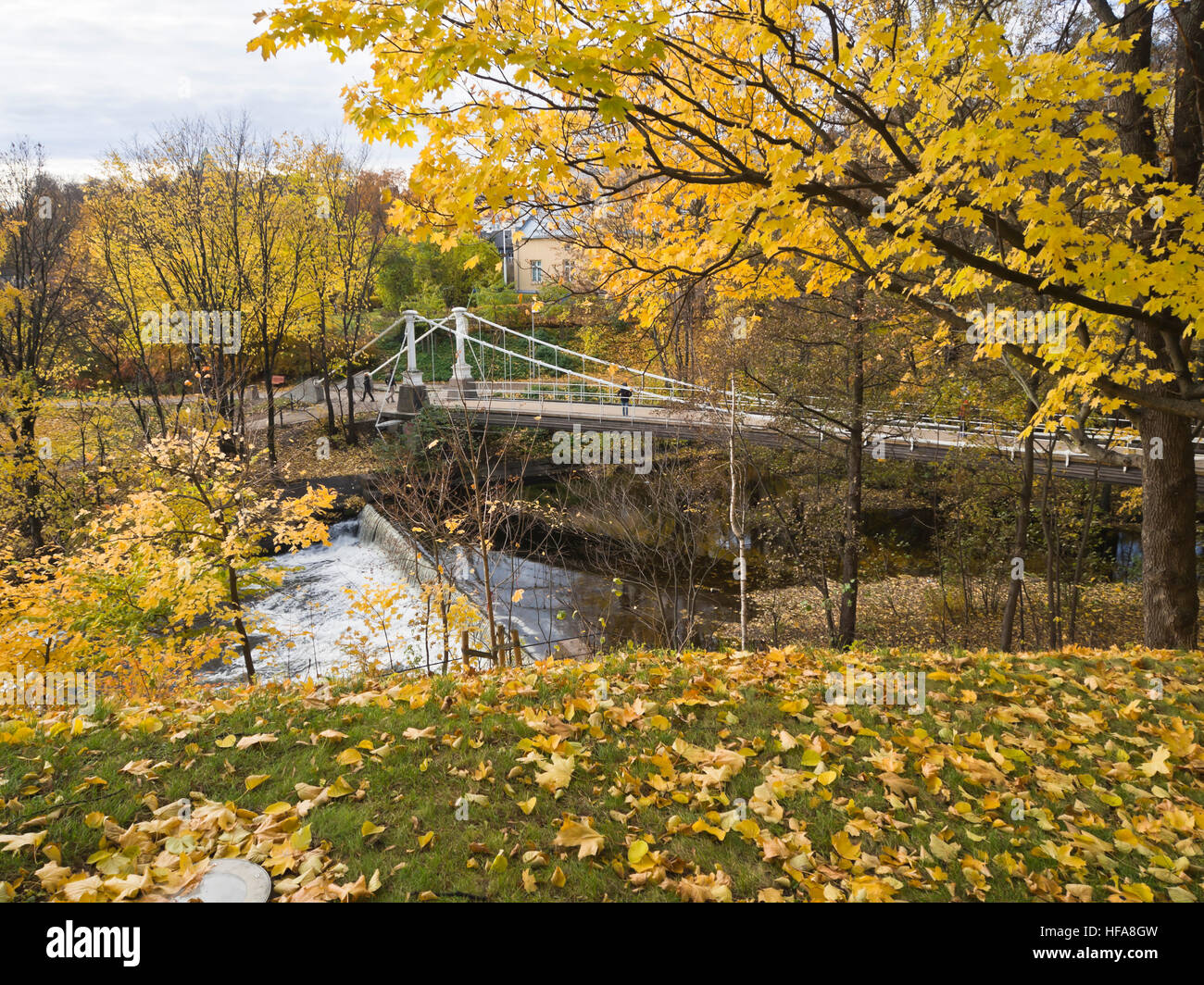 Dominant les rives du jaune de la rivière Akerselva sur un dimanche d'automne, une promenade en plein air populaires dans la région de Oslo Norvège Banque D'Images Dominant les rives du jaune de la rivière Akerselva sur un dimanche d'automne, une promenade en plein air populaires dans la région de Oslo Norvège Banque D'Images