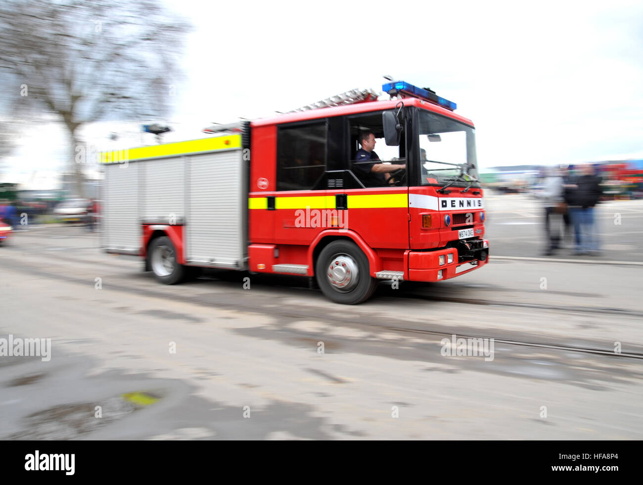 Conducteur de camion pompier Dennis classique avec ses lumières clignoter bleu Banque D'Images