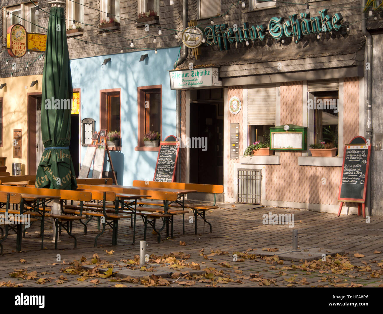 Restaurants colorés au Neuer Wall, Alt-Sachsenhausen, Frankfurt am Main Allemagne, Dauth-Schneider et Struwwelpeter Banque D'Images