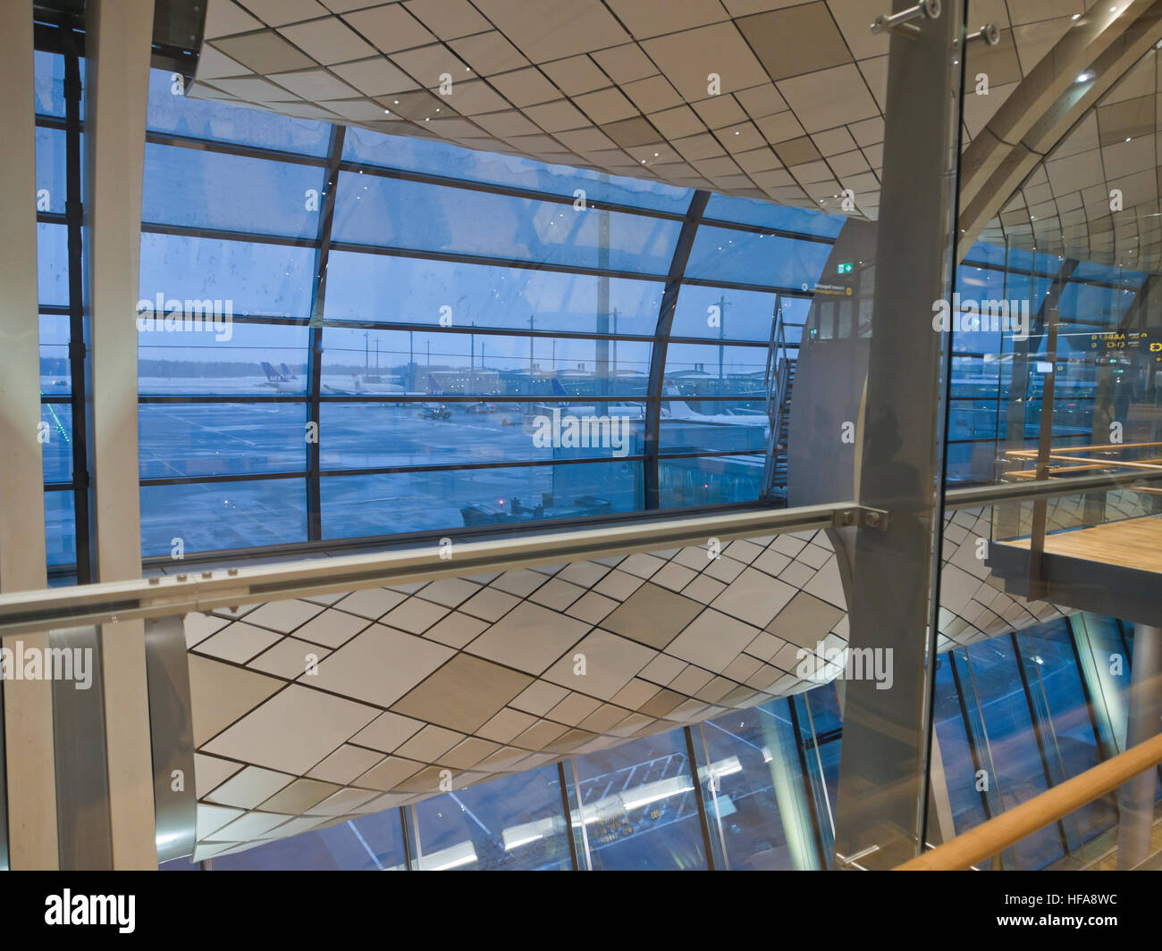 Nouveau terminal de l'aéroport à Oslo, Norvège, 2016 météo maussade pour voler, sombre, de la neige, verglas, des conditions hivernales normales Banque D'Images