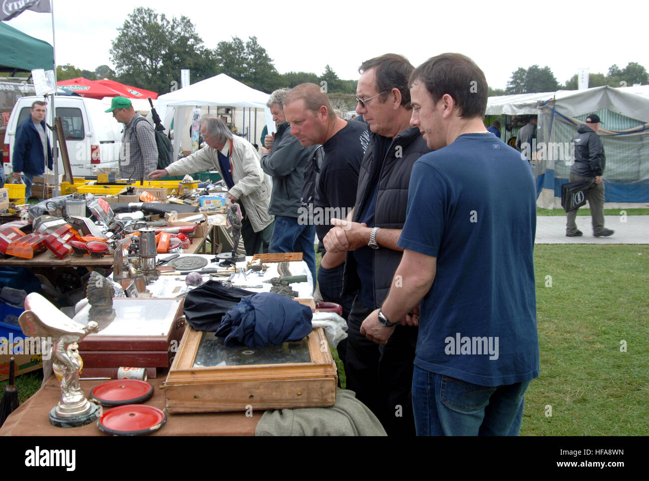 Les propriétaires de voitures classiques de regarder à travers des stands de pièces rares et d'automobilia à Beaulieu Autojumble Banque D'Images