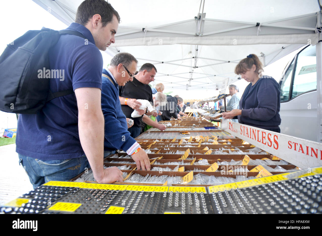 Les propriétaires de voitures classiques de regarder à travers des stands de pièces rares et d'automobilia à Beaulieu Autojumble Banque D'Images