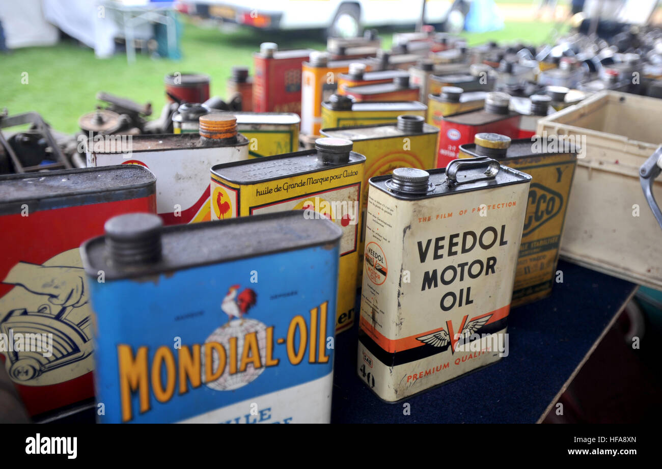 Les propriétaires de voitures classiques de regarder à travers des stands de pièces rares et d'automobilia à Beaulieu Autojumble Banque D'Images