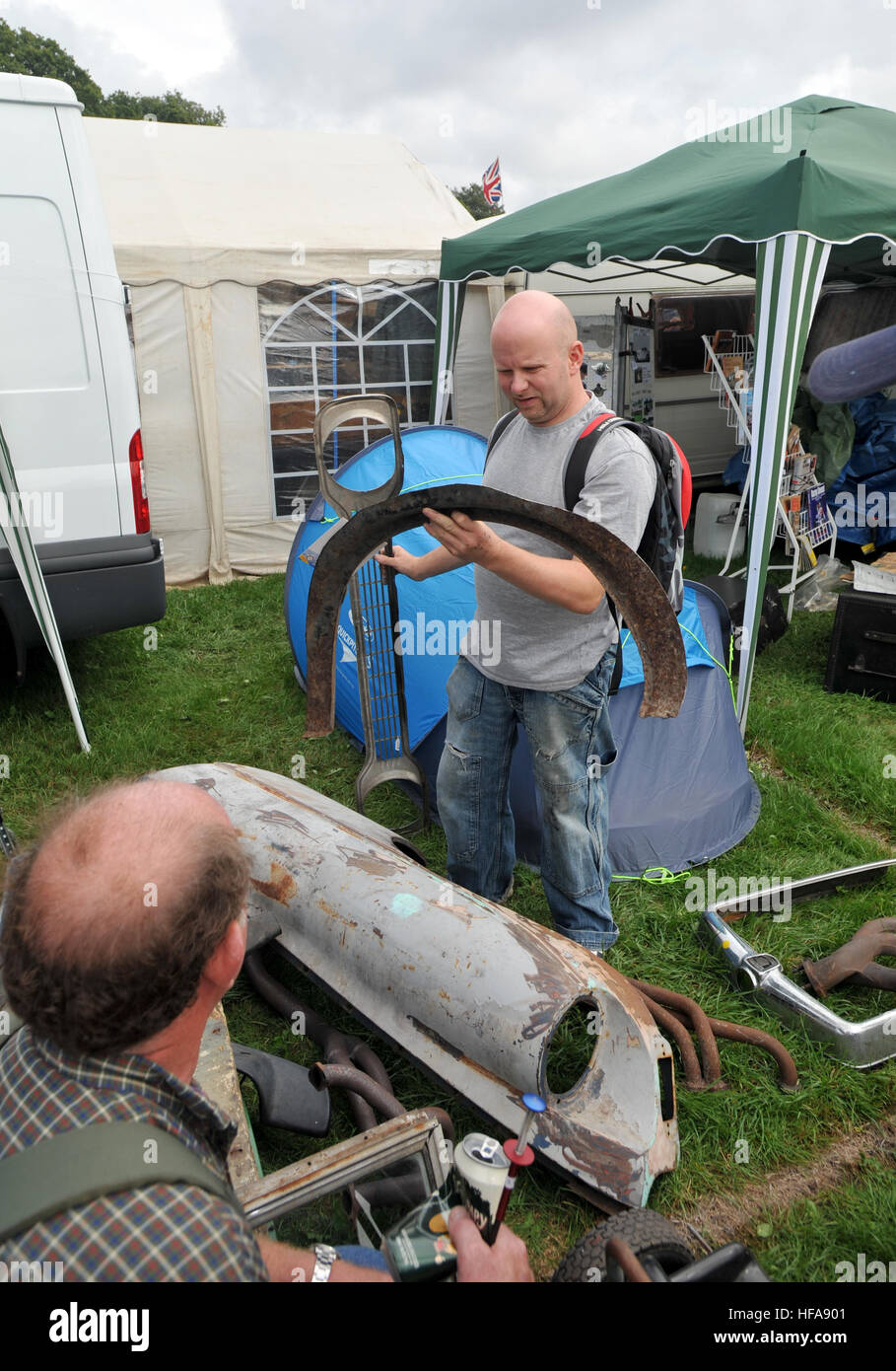 Les propriétaires de voitures classiques de regarder à travers des stands de pièces rares et d'automobilia à Beaulieu Autojumble Banque D'Images