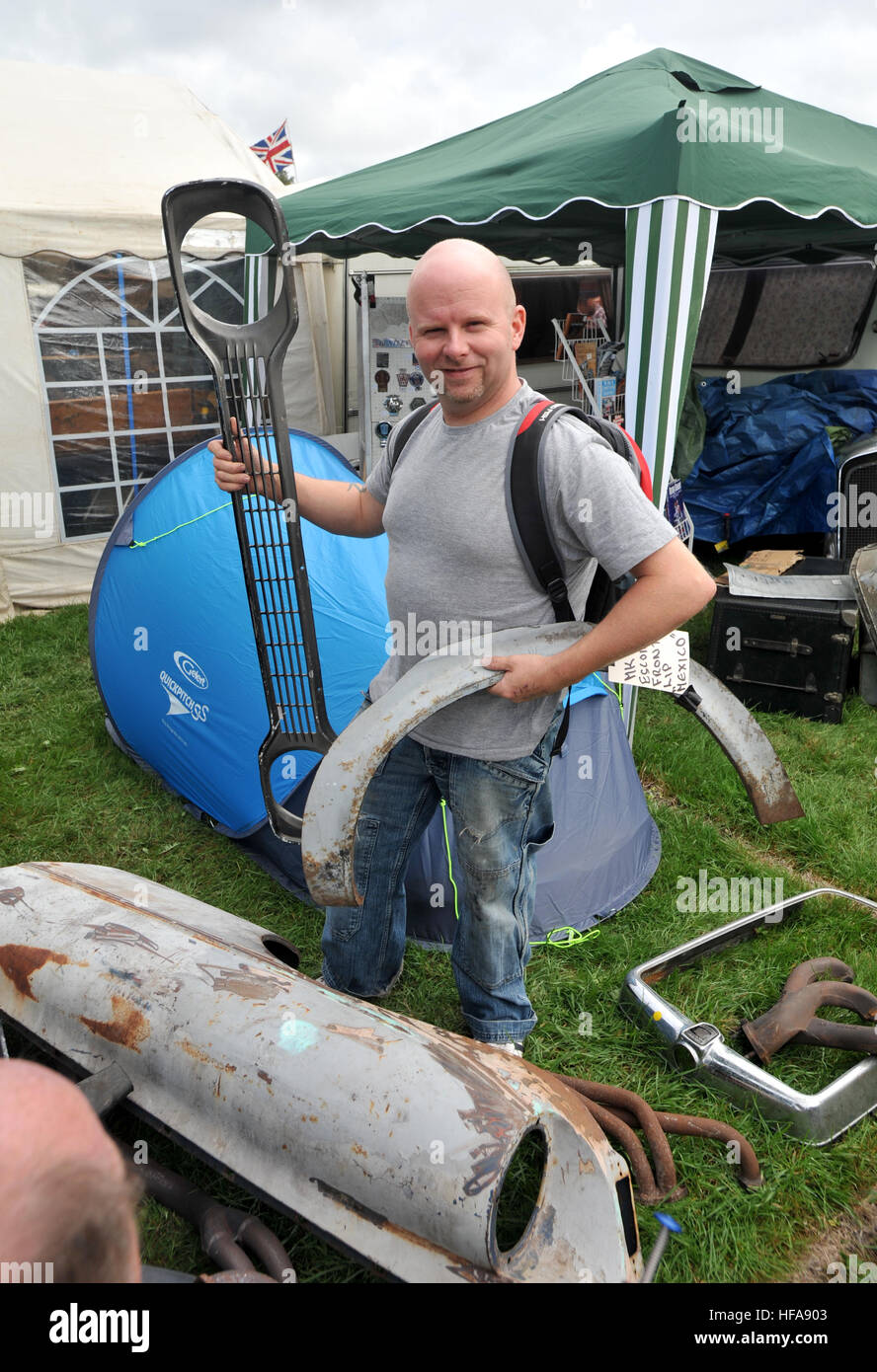 Les propriétaires de voitures classiques de regarder à travers des stands de pièces rares et d'automobilia à Beaulieu Autojumble Banque D'Images