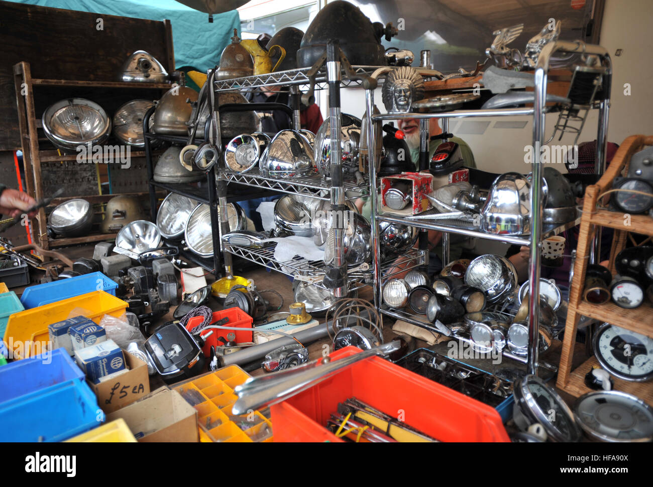 Les propriétaires de voitures classiques de regarder à travers des stands de pièces rares et d'automobilia à Beaulieu Autojumble Banque D'Images