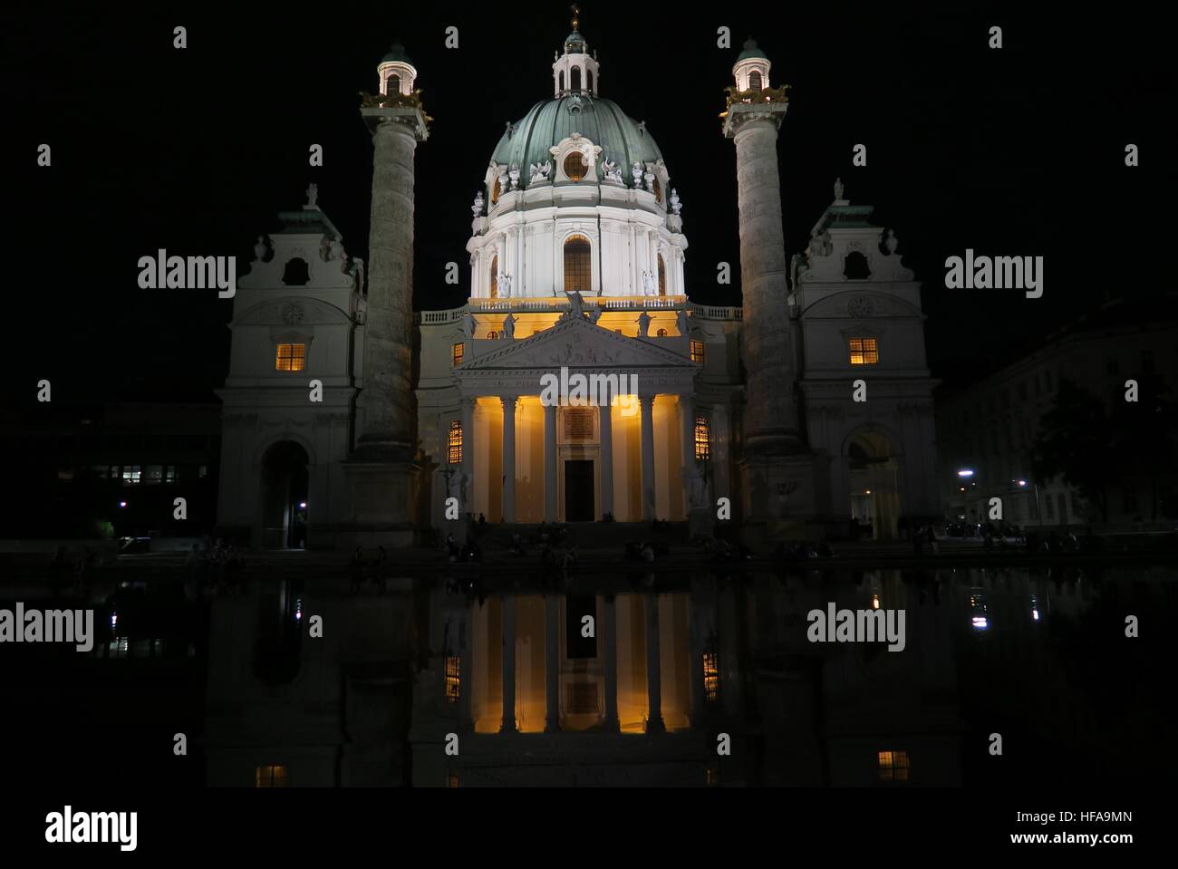 Belle église Karlskirche la nuit dans la capitale vienne, autriche Banque D'Images