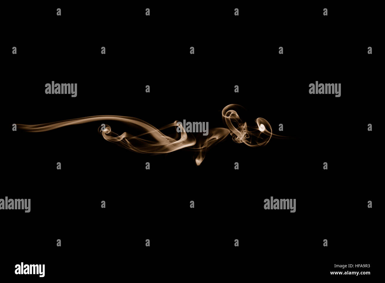Vague fumée or isolated on black Banque D'Images