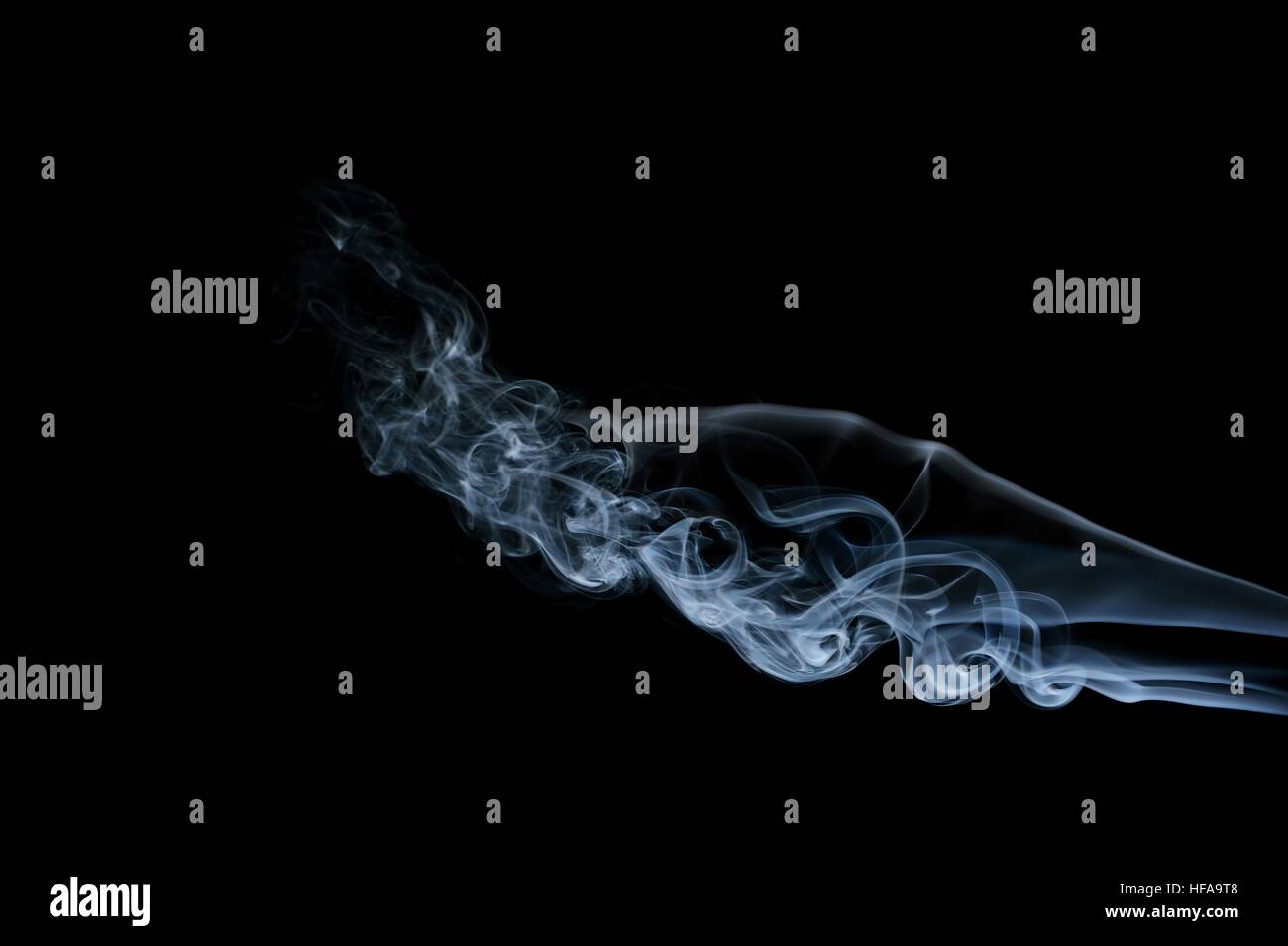 Fumée bleue isolated on black Banque D'Images