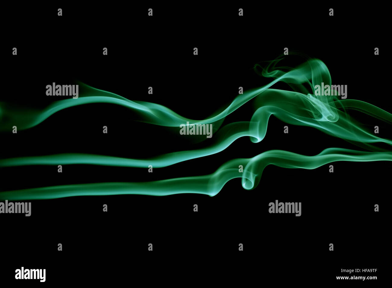 Abstract green waves isolated on black Banque D'Images