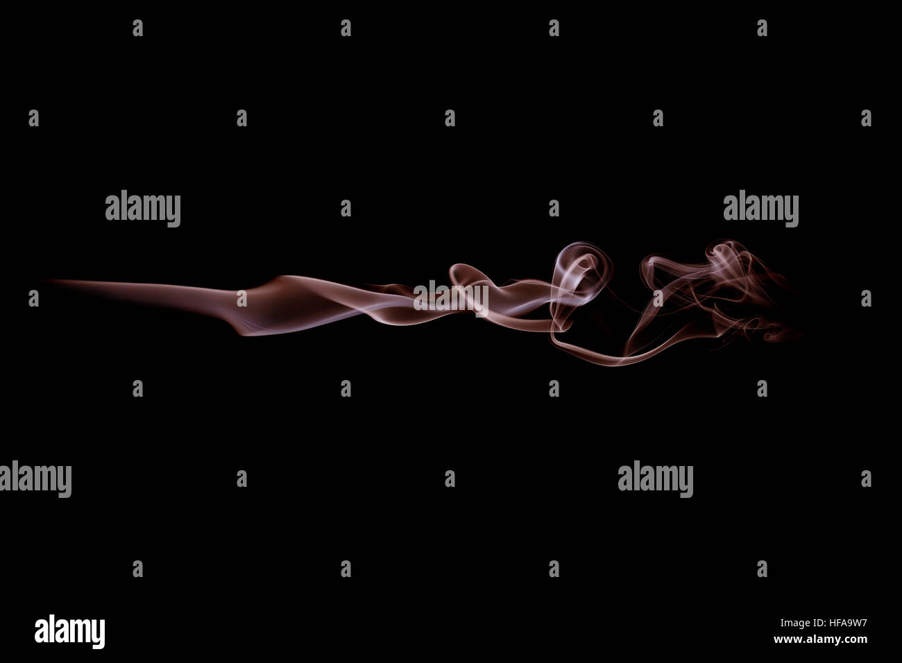 Vague fumée rouge isolé sur blanc. Traînée de fumée rouge isolé sur blanc. Ondes horizontales. Banque D'Images