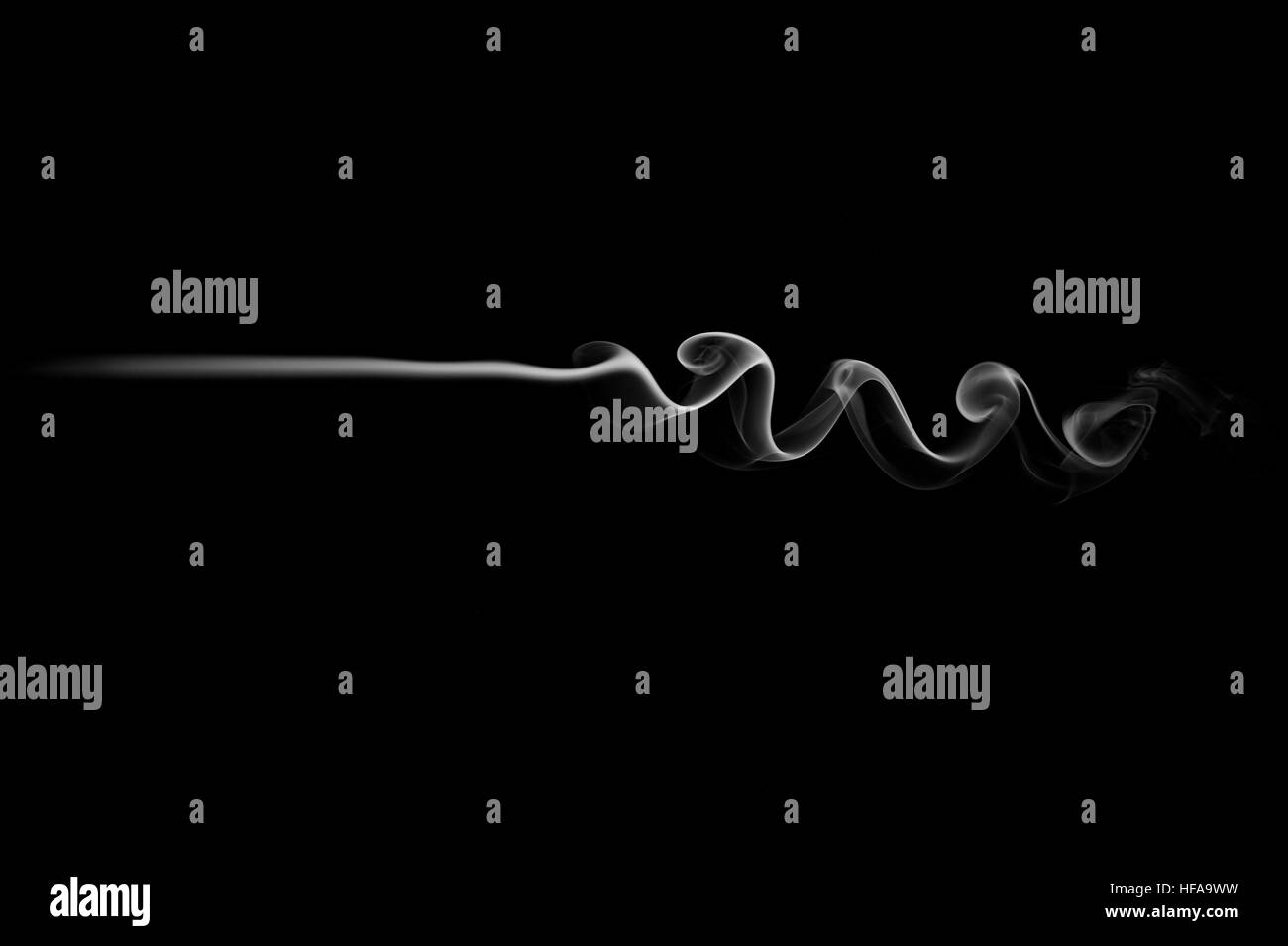 Vague fumée gris isolé sur noir. Vague de fumée horizontale. Traînée de fumée. Banque D'Images