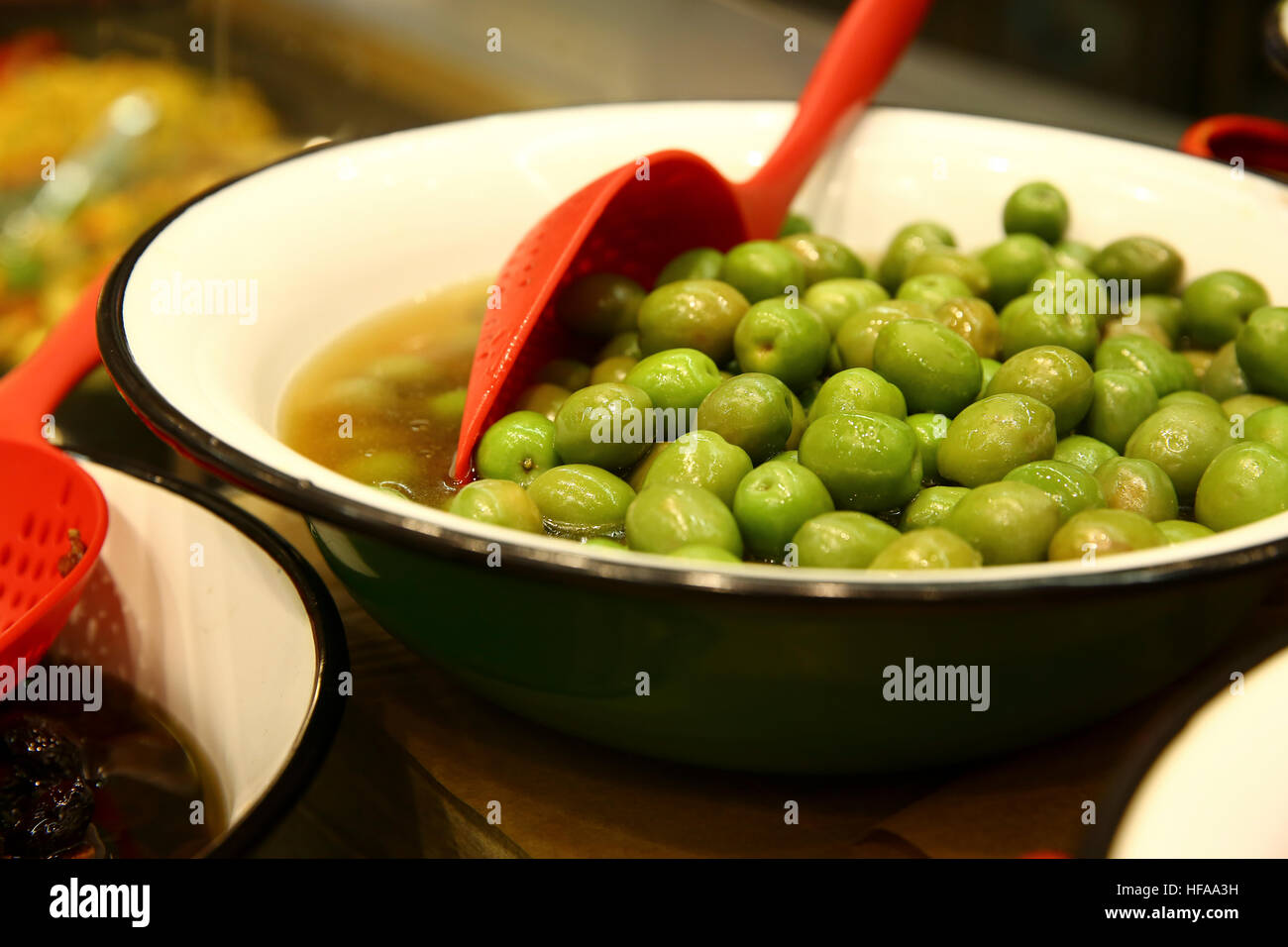 Un bol d'olives vertes Banque D'Images