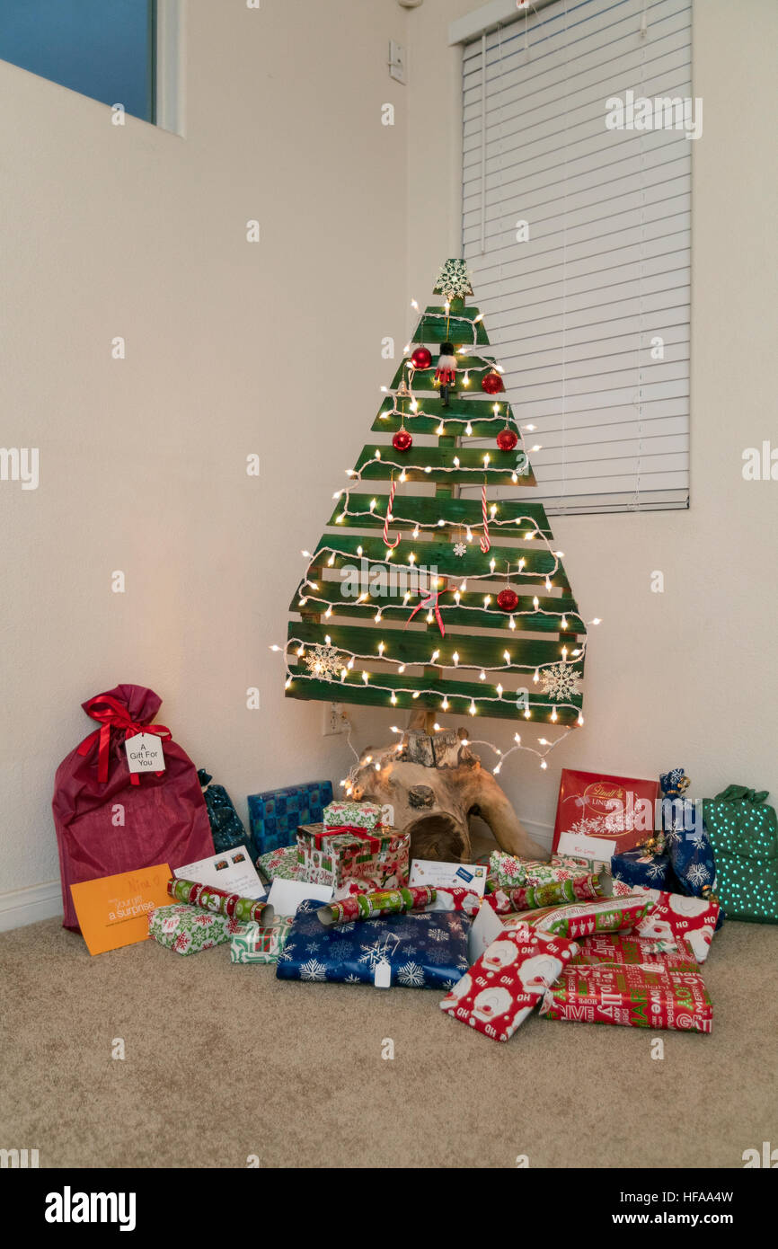 Des cadeaux de Noël sous un arbre de Noël réutilisable, écologique Banque D'Images