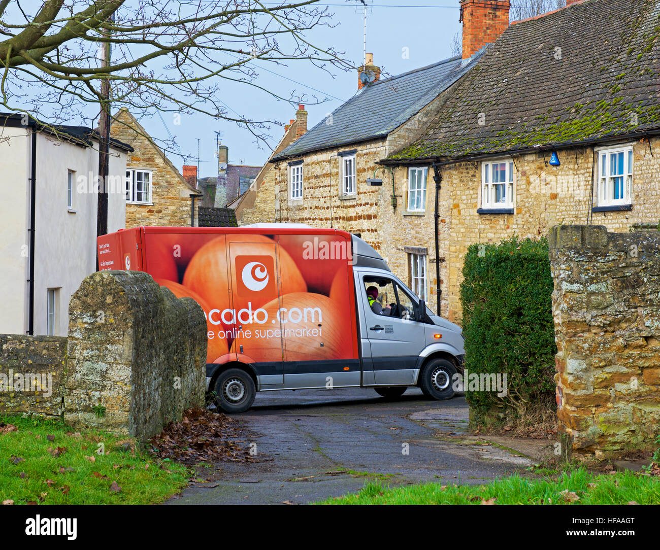 Ocado delivery van stationné dans un village de l'Angleterre, Royaume-Uni Banque D'Images