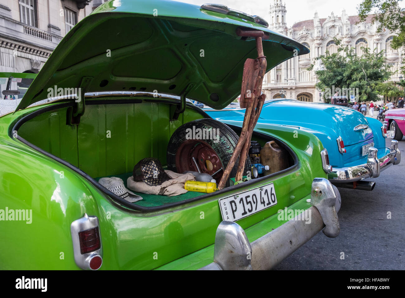 Ouvrez démarrer, d'une ligne, d'une voiture américaine classique des années 1950 calé avec un bâton, La Havane, Cuba. Banque D'Images