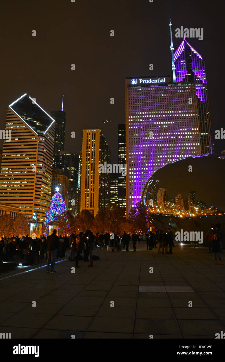 Cloud Gate, aussi connu sous le nom de "Bean" reflète la nuit skyline entourant le parc du Millénaire pendant les vacances. Banque D'Images