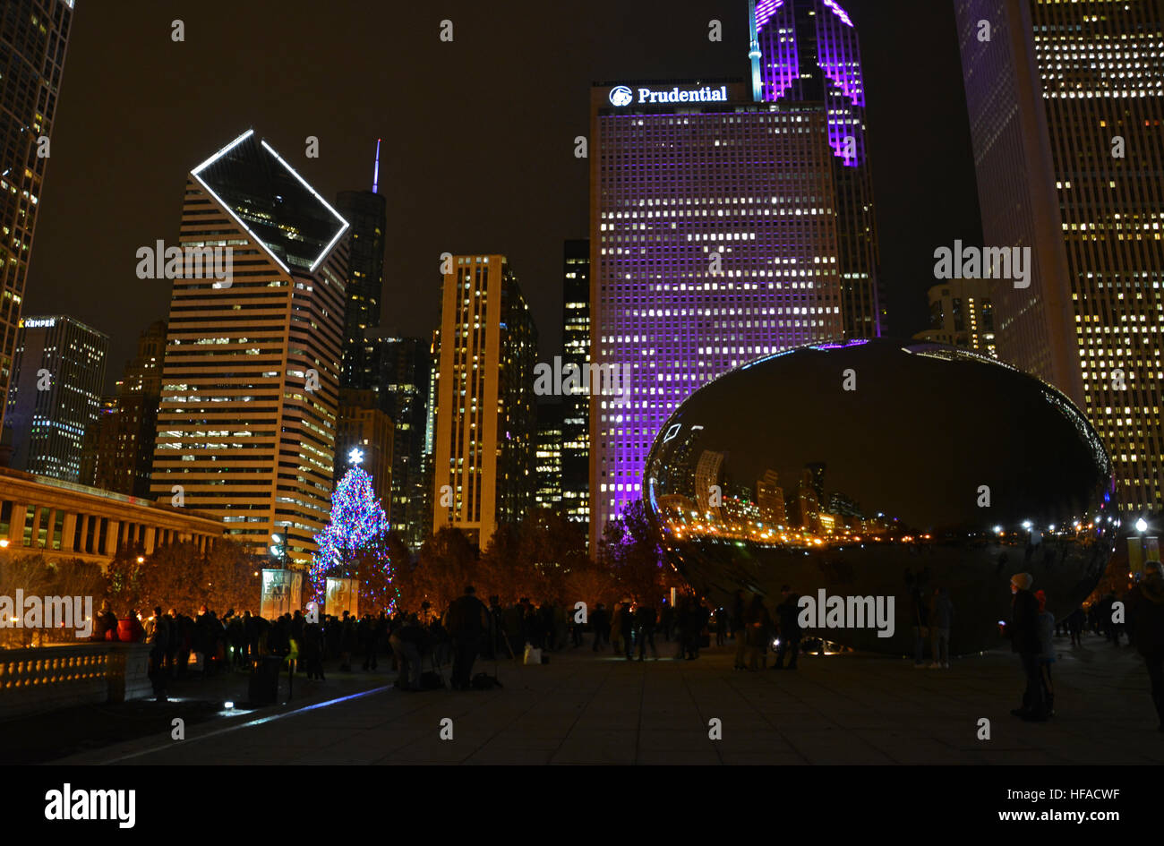 Cloud Gate, aussi connu sous le nom de "Bean" reflète la nuit skyline entourant le parc du Millénaire pendant les vacances. Banque D'Images