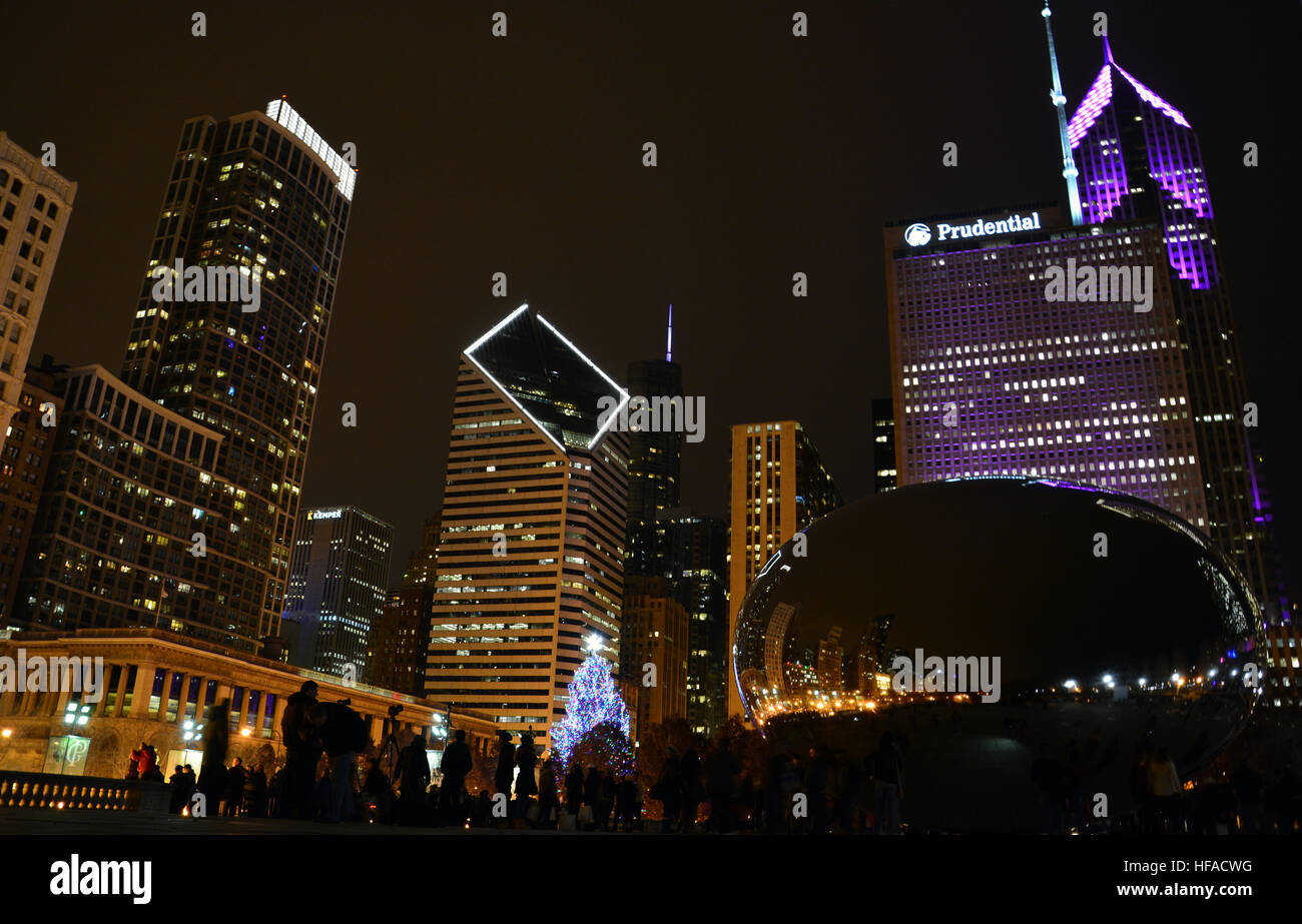 Cloud Gate, aussi connu sous le nom de "Bean" reflète la nuit skyline entourant le parc du Millénaire pendant les vacances. Banque D'Images