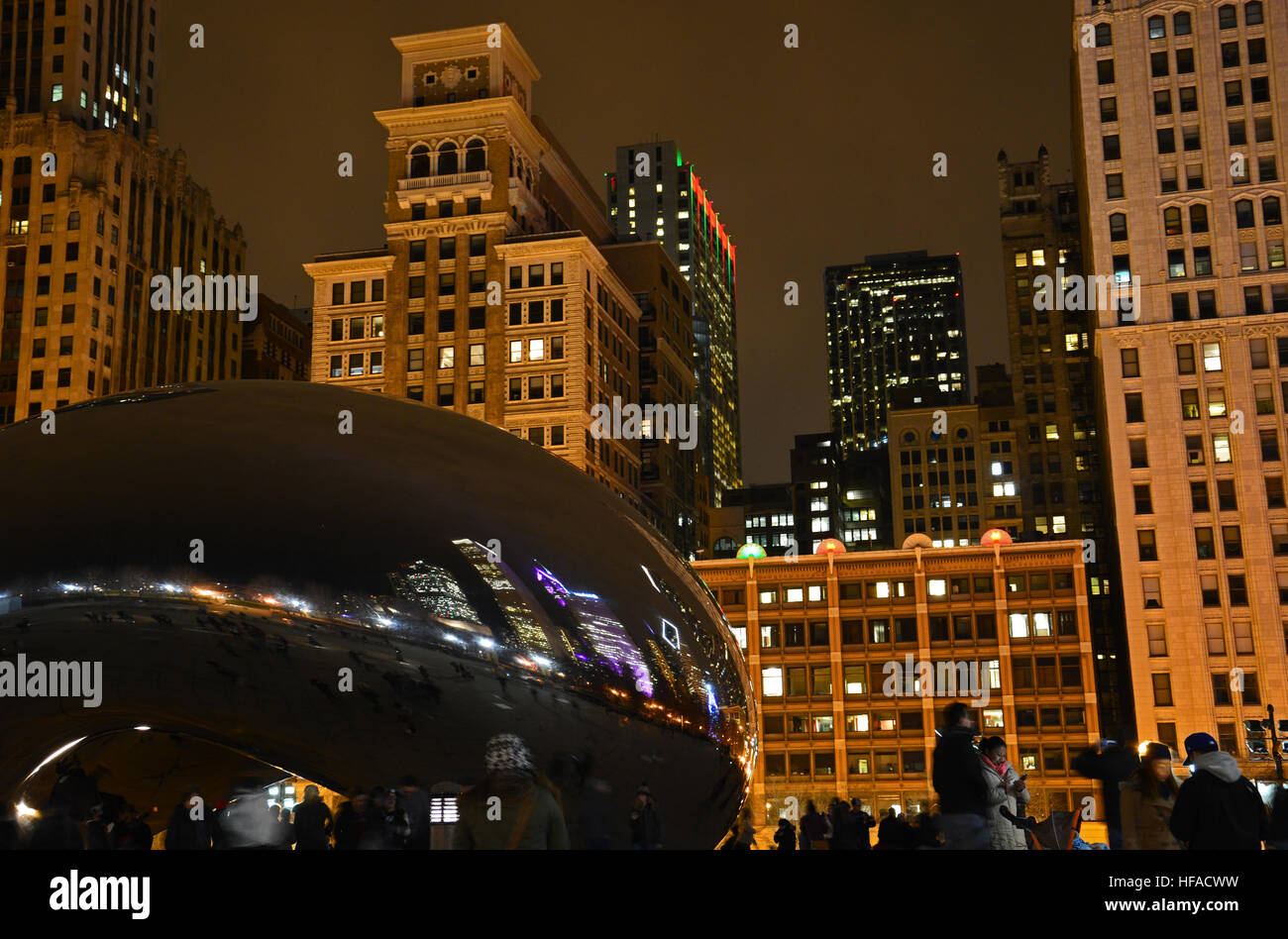 Cloud Gate, aussi connu sous le nom de "Bean" reflète la nuit skyline entourant le parc du Millénaire. Banque D'Images