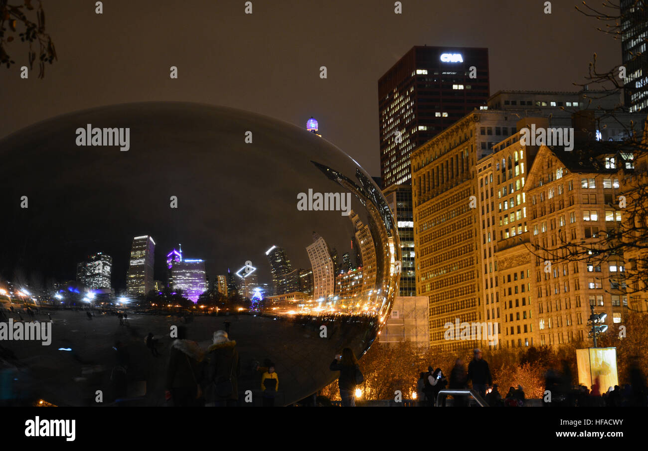 Cloud Gate, aussi connu sous le nom de "Bean" reflète la nuit skyline entourant le parc du Millénaire. Banque D'Images