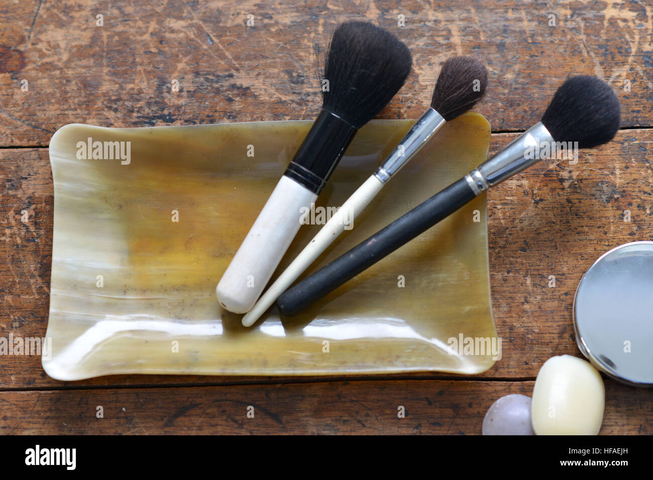 Pinceaux de maquillage dans un récipient de l'avertisseur sonore, une salle  de bains de luxe Photo Stock - Alamy