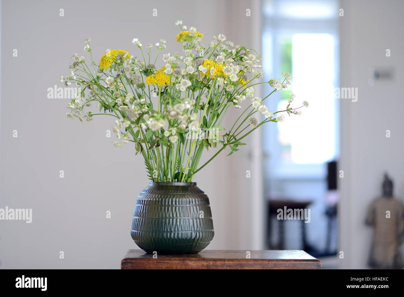 Vase en verre fumé avec affichage à l'intérieur de fleurs Banque D'Images