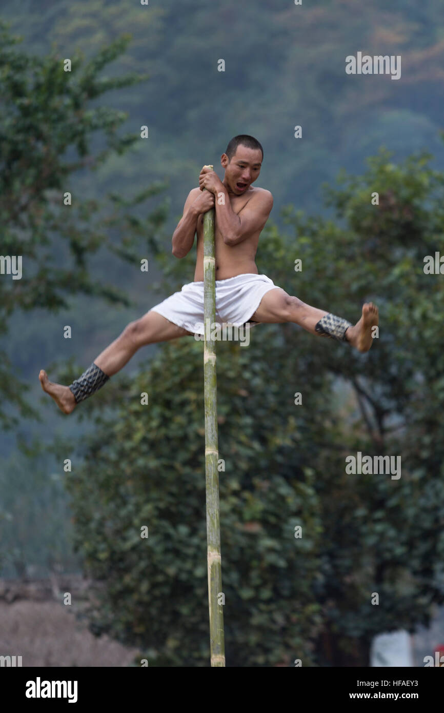 Le Akholongshi Sporting Club culturel Ao (tribu) effectuant les Mangko Tongshishi (répétition de la chasse de tête) au Festival 2015, Kisama Calao Banque D'Images