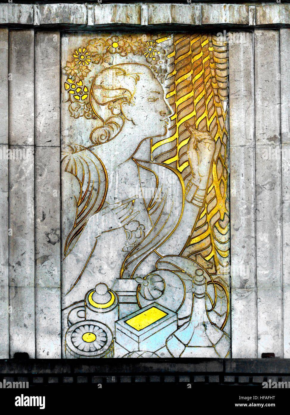 Londres, Angleterre, Royaume-Uni. Ancien magasin Dept Barkers, Kensington High Street (Art Déco, 1938 - arch : Bernard George) façade Art déco détail. Femme avec..... Banque D'Images