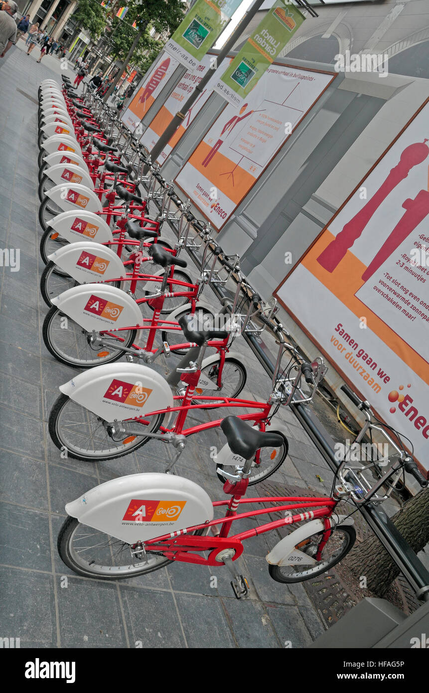 Une station de location de voitures publiques Velo plein de vélos à Anvers, Belgique. Banque D'Images