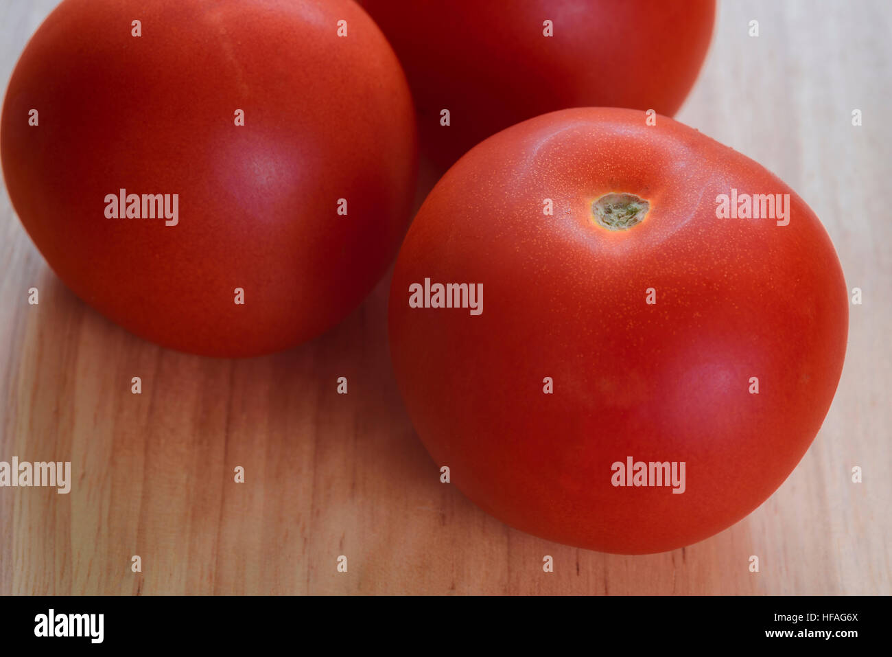 Trois tables rondes, les tomates mûres. Banque D'Images