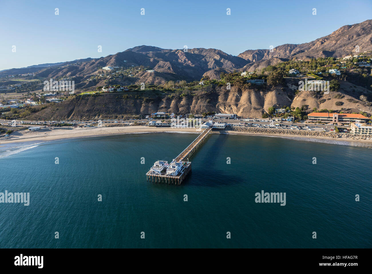 Vue aérienne de la Malibu Pier historique, les plages et les montagnes de Santa Monica en Californie du Sud sur la côte du Pacifique. Banque D'Images