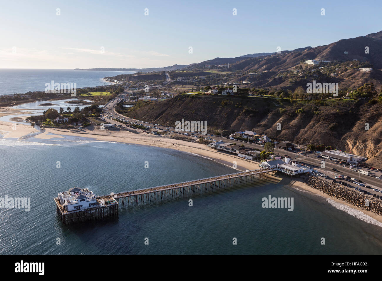 Historique Vue aérienne de Malibu Pier, plages de l'océan Pacifique et de la montagnes de Santa Monica en Californie du Sud. Banque D'Images