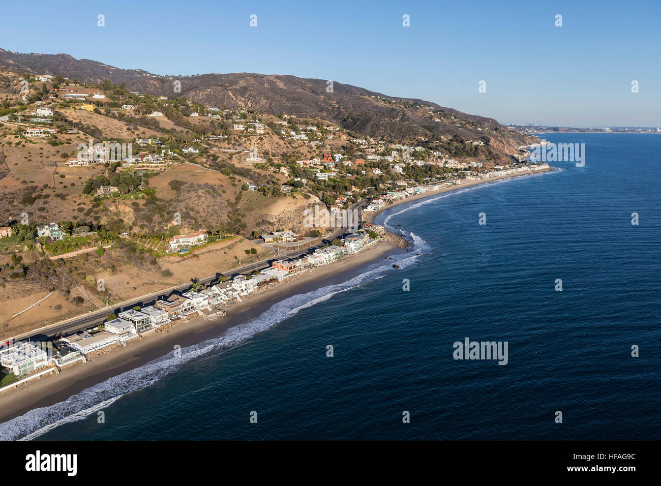 Maisons de la côte du Pacifique de l'antenne et les montagnes à Malibu en Californie. Banque D'Images