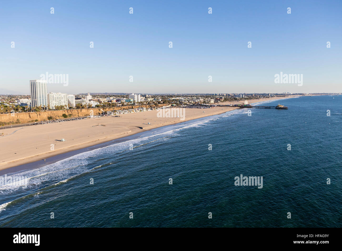 Large plage de sable de l'antenne à Santa Monica en Californie. Banque D'Images