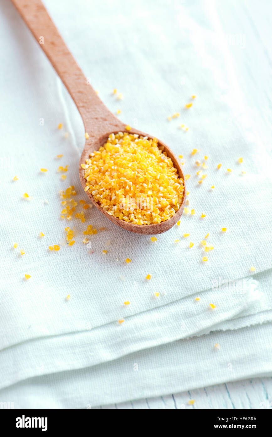 La farine de maïs Polenta biologiques crus (Grit) over white background with copy space