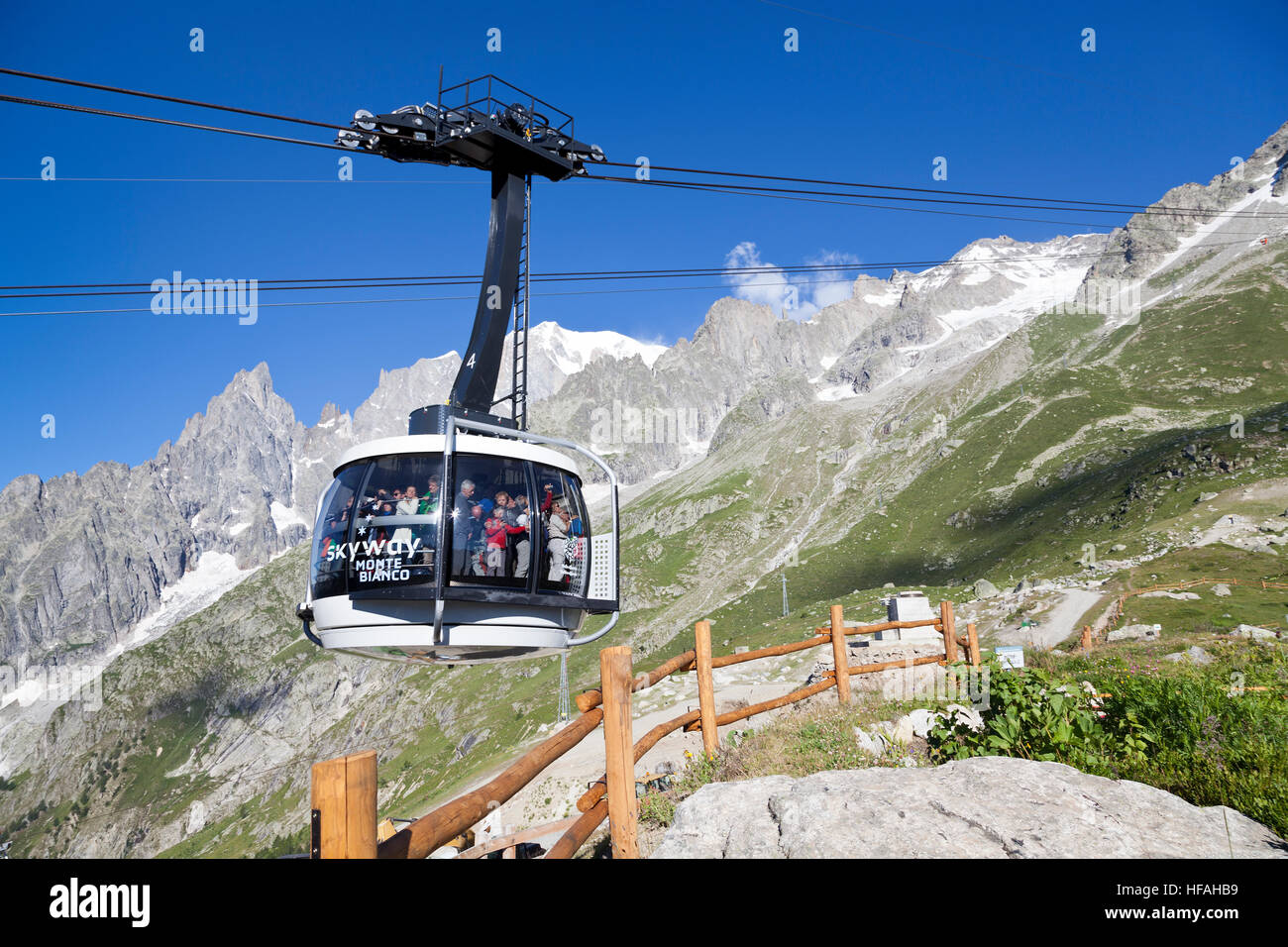 Nouvelle cabine de téléphérique SKYWAY MONTE BIANCO sur le versant Italien du Mont Blanc, démarrer à partir d'Entreves à Punta Helbronner à 3466 tm, Banque D'Images