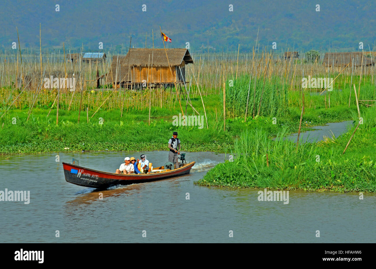 Les touristes en bateau flottant jardin lac Inle au Myanmar Banque D'Images