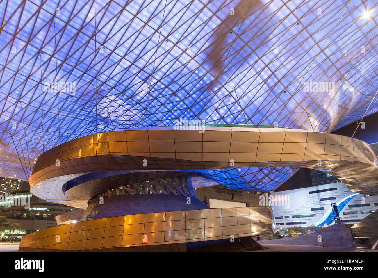 Toit bleu plein de lumières LED vu du dessous et de l'extérieur du centre de Cinéma de Busan à Busan, Corée du Sud dans la nuit. Banque D'Images