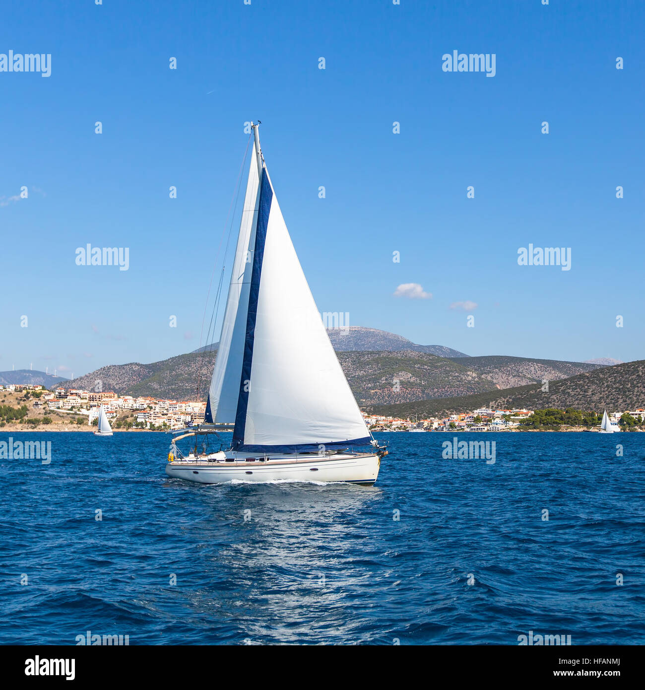 Bateau à voile Yacht de luxe avec voiles blanches dans la mer. Banque D'Images