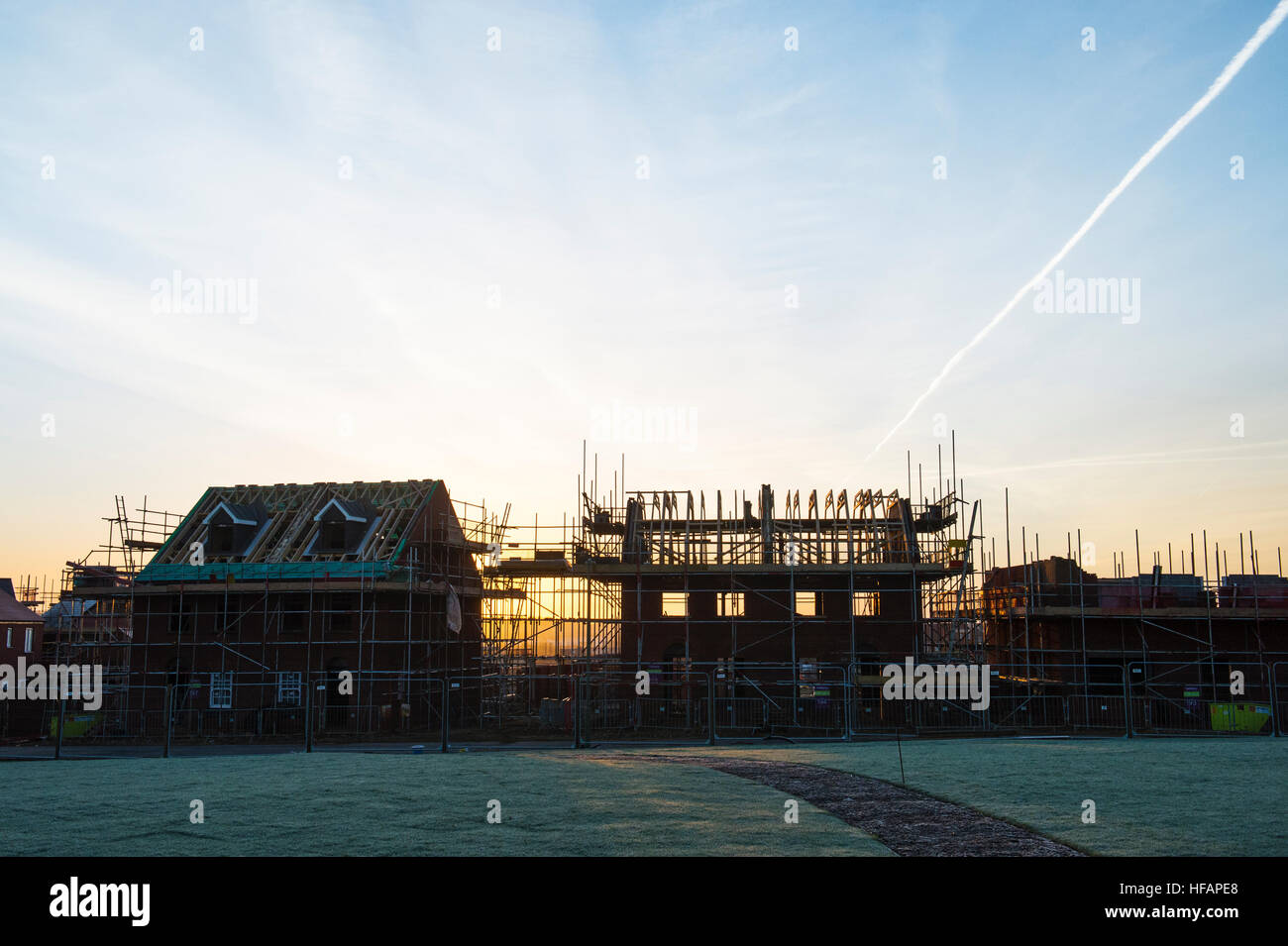 Développement de nouveaux logements au lever du soleil. Silhouette. Banbury, Oxfordshire, Angleterre Banque D'Images