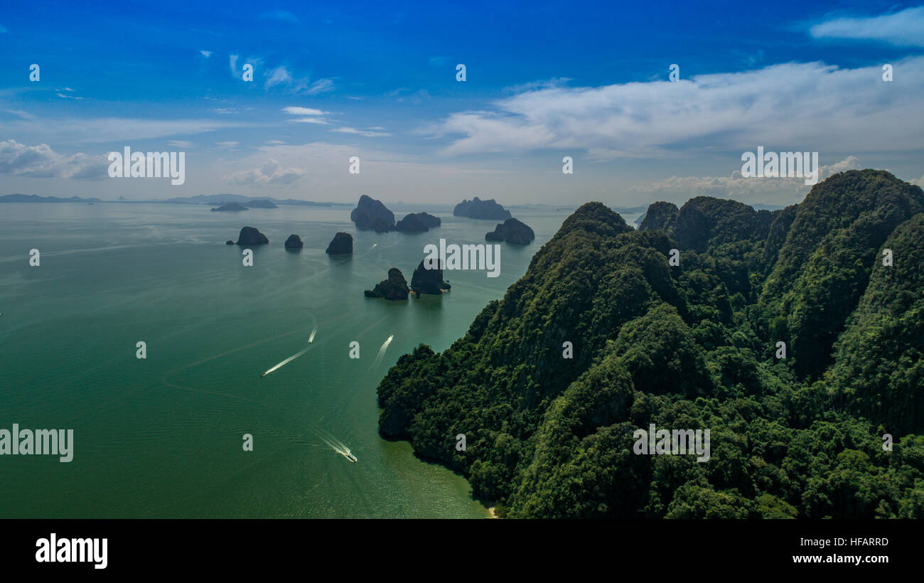 Vue aérienne de belles formations de roche calcaire dans la mer, Thaïlande Banque D'Images