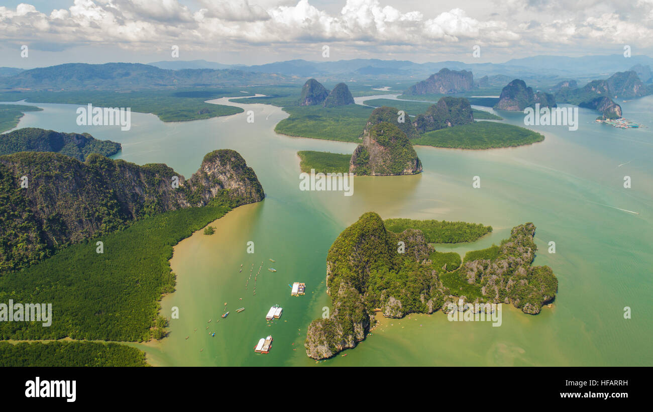 Vue aérienne de belles formations de roche calcaire dans la mer, Thaïlande Banque D'Images