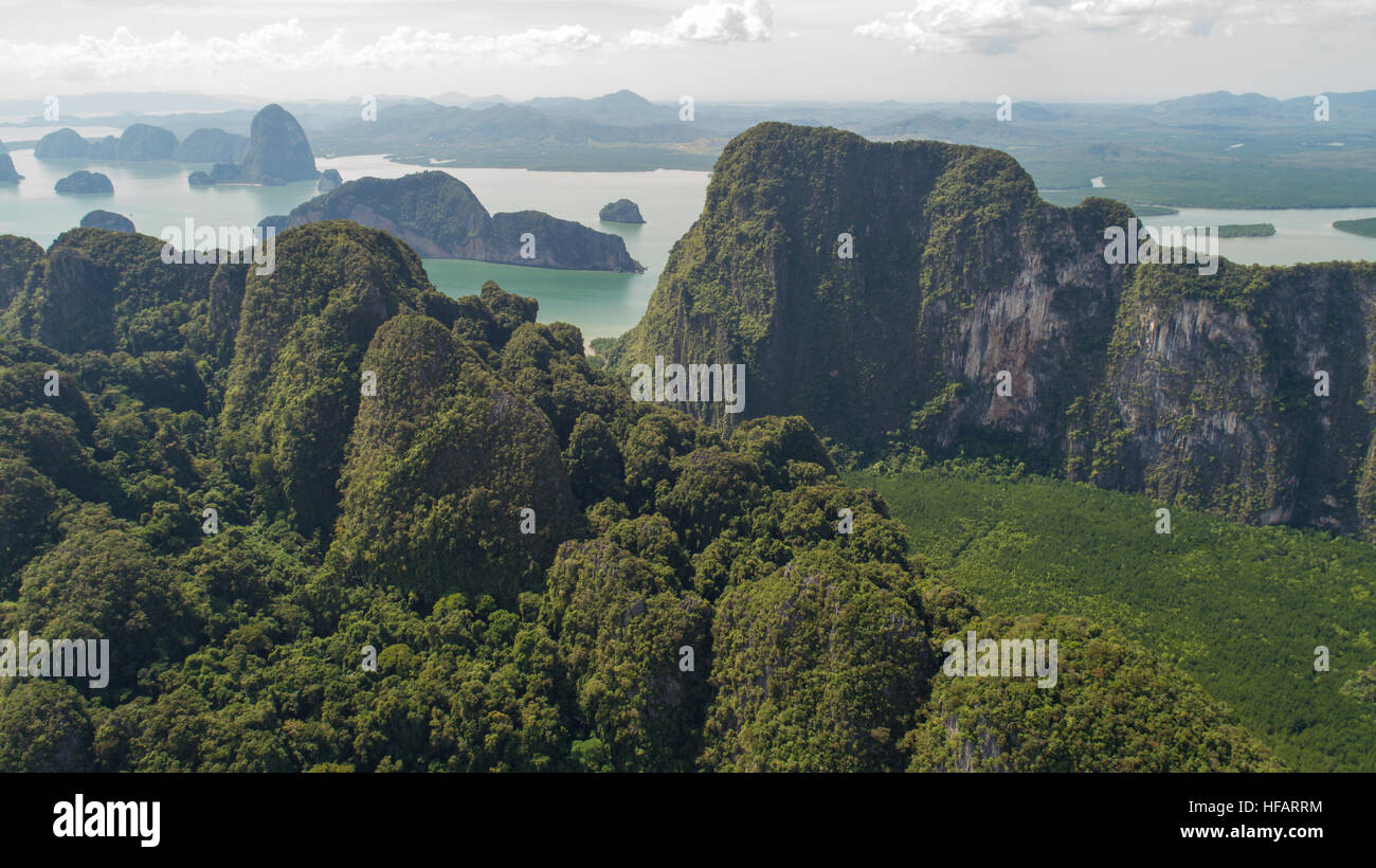 Vue aérienne de belles formations de roche calcaire dans la mer, Thaïlande Banque D'Images