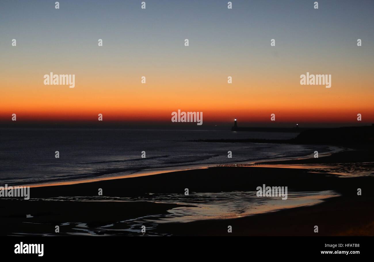 La plage de Tynemouth, une heure avant le lever du soleil, à la fois connu comme l'heure bleue. Banque D'Images