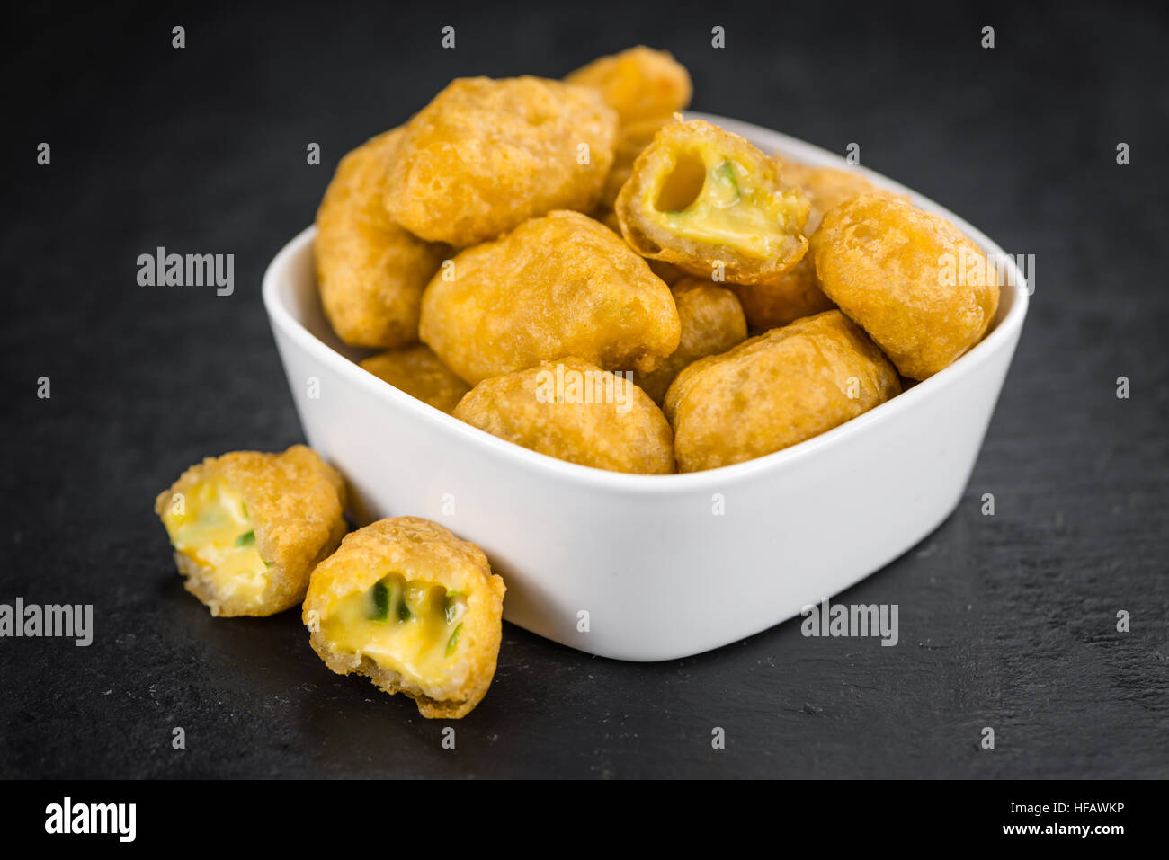 Quelques Piments Nuggets de fromage sur une dalle d'ardoise vintage (selective focus) Banque D'Images