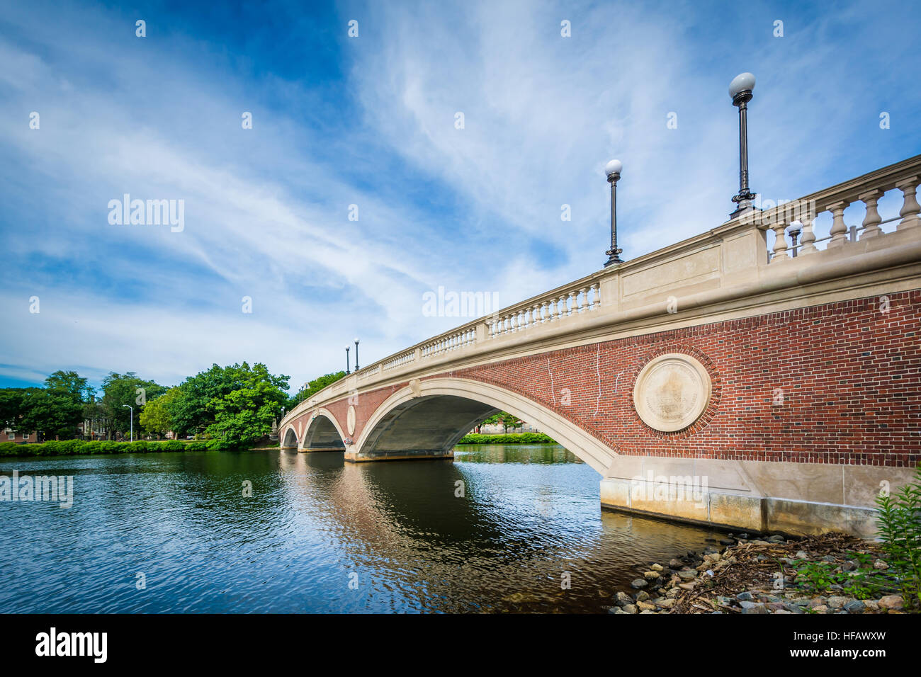 Le John W. Semaines Bridge et Charles River, à Cambridge, Massachusetts. Banque D'Images