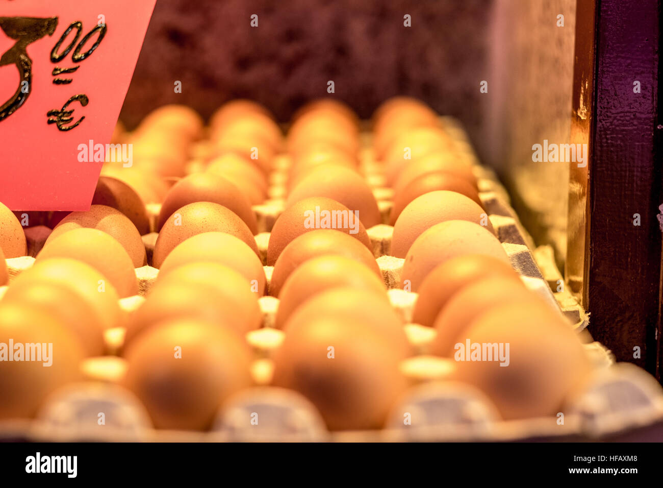 Lovely farm fresh brown des œufs pour la vente au marché de la Boqueria de Barcelone. Banque D'Images